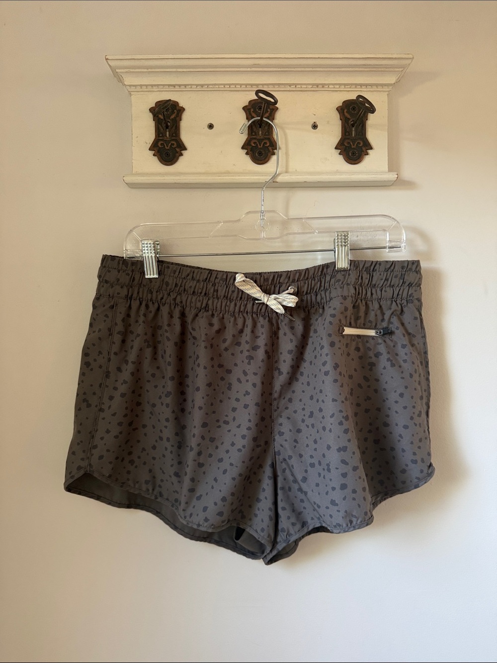 Vuori Clementine Shorts XL 2.5” Charcoal Elm Dots Athletic Lined Casual